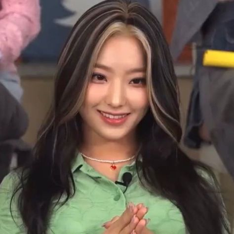 Oreo Hair Color, Oreo Hair, Kpop Hair Color, Eid Ideas, Saerom Fromis 9, Pop Hair, Skunk Hair, Korean Hair Color, Kpop Hair