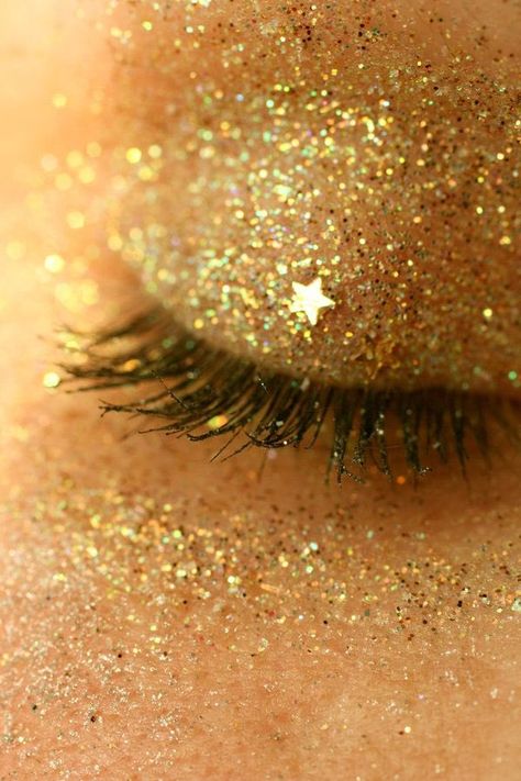 jess ❀ on Twitter: "what song do these photos remind u of?… " Paz Hippie, Minako Aino, Golden Life, All That Glitters Is Gold, Yellow Glitter, Gold Aesthetic, Stay Gold, Golden Glitter, 背景 シンプル