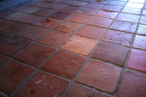 Bleken / Whitewashen terracotta rode estrikken tegelvloer Downstairs Loo, Rustic Flooring, Kitchen Floor Tile, Blue Bedroom, French Country Decorating, Kitchen Flooring, Kitchen Inspirations, Kitchen Interior, Holiday Home