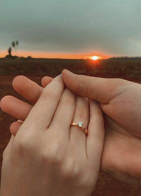 Simple Engagement Photos, Engagement Hand, Solitare Engagement Rings, خواتم خطوبة, Creative Engagement Photo, Engagement Ring On Hand, Engagement Ring Pictures, Cute Engagement Photos, Engagement Photography Poses