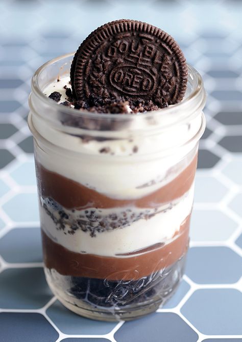 Mouthwatering. The best word to describe this chocolate Oreo pudding mason jar pie recipe. Oreo Jar, Canning Jar Ideas, Pudding Oreo, Homemade Oatmeal Cream Pies, Cake In Jar, Jar Pies, Mason Jar Pies, Puding Cake, Desserts In Jars