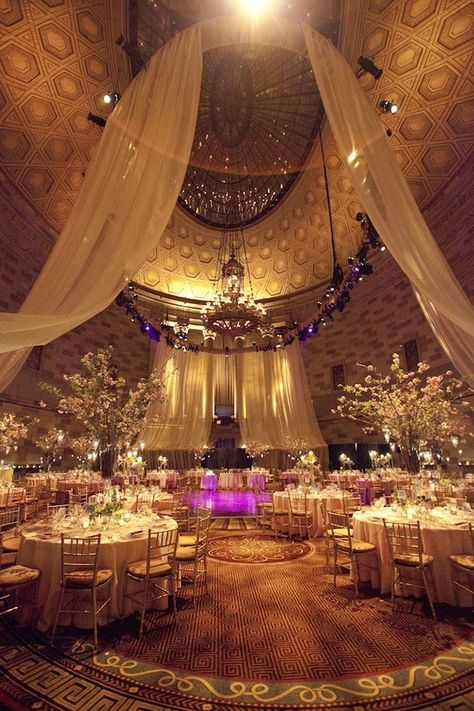 Beautiful gold wedding Beautiful Wedding Reception, Wedding Inside, Desi Wedding, Salou, Wedding Place, Banquet Hall, African Wedding, Wedding Magazine, Wedding Reception Decorations