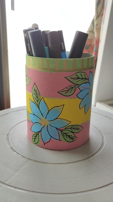 Easy DIY Pen Stand with Old Box using Acrylic Chalk Colors Pen Holder Design Diy Crafts, Pencil Stand Painting Ideas, How To Make Chalk Box For School, Pen Stand Painting Ideas, Pen Holder Painting Ideas, Easy Pen Holder Diy, Pen Stand Diy Creative, Painting On Pen Stand, How To Make Pen Stand At Home