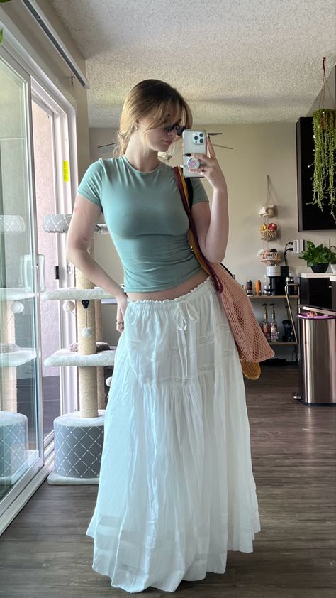 Fits With Maxi Skirts, Big Legs Outfit Summer, Maxi Skirt And Converse, Low Waisted Long Skirt Outfits, Outfit Inspo Maxi Skirt, Low Rise Maxi Skirt Outfit, Maxi Skirt Outfit Grunge, All White Skirt Outfit, Izzy Skirt Outfit