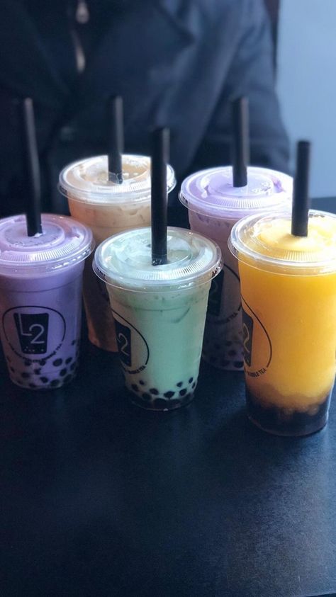 Bubble tea paradise #bubbletea #montreal Bubble Tea Recipe, Bubble Tea Boba, Boba Drink, Colorful Drinks, Bubble Milk Tea, Pretty Drinks, Sour Candy, Love Eat, Boba Tea