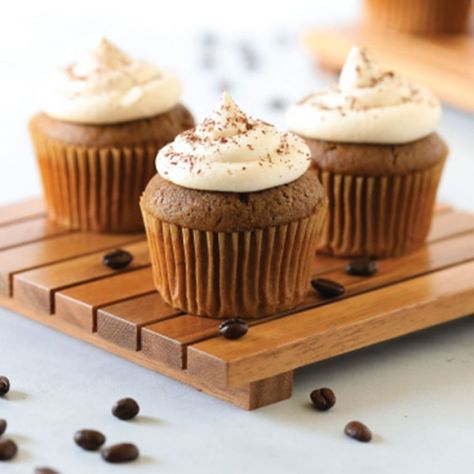 Cappuccino Cupcakes with Irish Cream Frosting - Farm Flavor Recipe Fair Cupcakes, Cappuccino Cupcakes, Baileys Irish Cream Coffee, Coffee Rubbed Steak, Irish Cream Frosting, Cream Cheese Icing Recipe, Strawberry Sheet Cakes, Irish Cream Coffee, Sweet Potato Cake