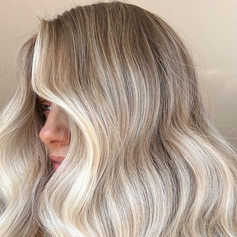 Blonde Hair Natural Roots, Root Smudge Blonde, Blonde Foils, Blonde Hair With Roots, Hair Shadow, Blonde With Dark Roots, Hair Color Options, Cool Blonde Hair, Creamy Blonde