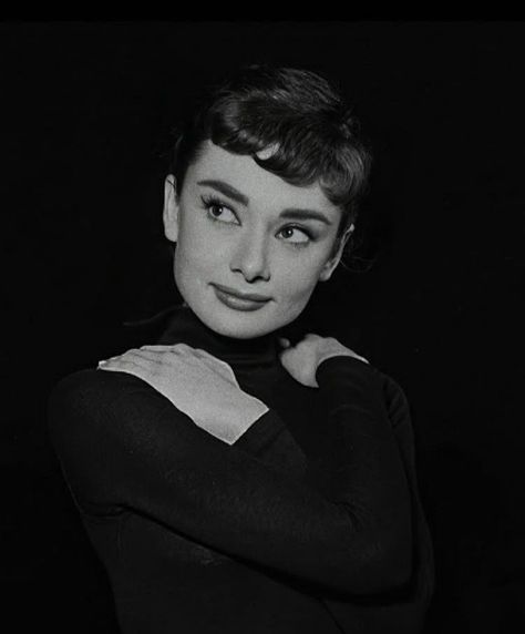 Audrey Hepburn Old, Old Hollywood Aesthetic, Aubrey Hepburn, Hollywood Aesthetic, Audrey Hepburn Photos, Audrey Hepburn Style, Hepburn Style, Norma Jeane, White Photo