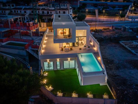 Villa Minecraft, Pool House Designs, Classic House Design, Minecraft Inspo, Landscape Garden, Rooftop Pool, Benidorm, Minecraft Designs, Infinity Pool