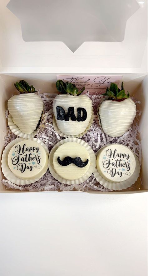 Chocolate Dipped Treat Boxes, Chocolate Strawberries For Men, Fathers Day Treats Ideas, Fathers Day Chocolate Ideas, Father’s Day Dipped Strawberries, Graduation Strawberries Chocolate, Fathers Day Strawberry Arrangements, Fathers Day Chocolate Strawberries, Fathers Day Strawberry Ideas