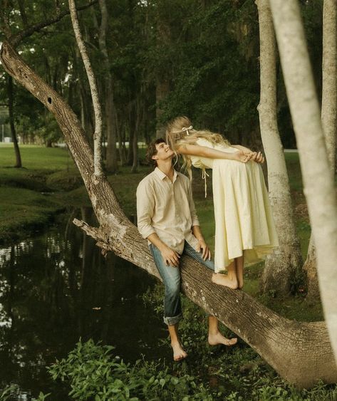 Romantic Outdoor Engagement Photos, Flowers Engagement Photos, Tree Engagement Pictures, Soft Engagement Photos, Soft Couple Athestic, The Notebook Inspired Photoshoot, Getting Engaged Outfit, Fairytale Engagement Photos, Engagement Photos Sitting