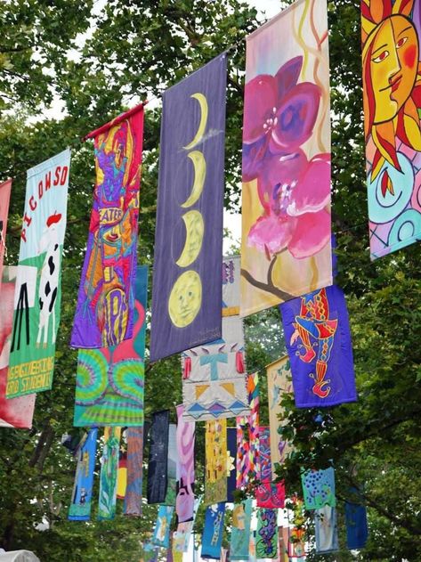 Outdoor Festival Decorations, Street Festival Aesthetic, Art Event Ideas, Festival Decorations Outdoor, Music Festival Decorations, Fest Decoration, Music Festival Decor, Fest Decor, Festival Booth Display