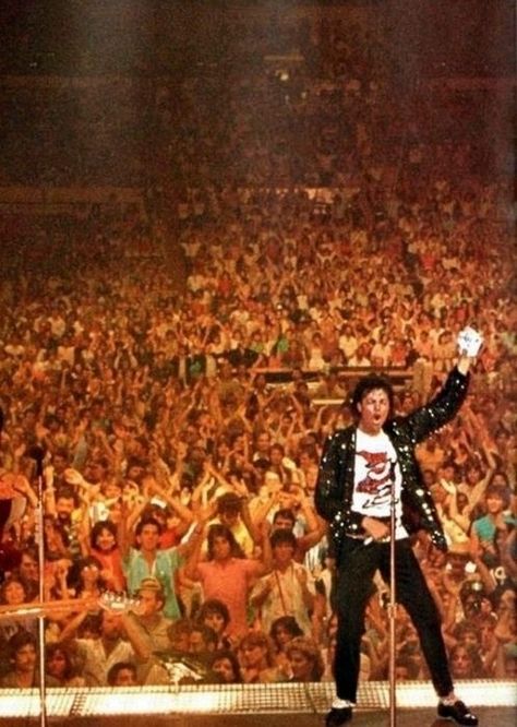 JFK Stadium in Philadelphia. Michael Jackson On Stage, Photos Of Michael Jackson, Michael Jackson Pics, King Of Pop, King Of Music, Jackson 5, Jackson Family, Jackson's Art, The Jacksons