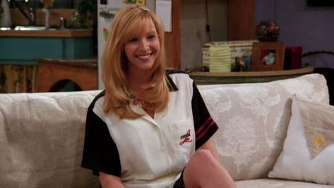 Lisa Kudrow Friends, Phoebe Buffay Outfits, Rachel Monica Phoebe, Monica Rachel, Rachel Green Outfits, Friends Outfits, Lisa Kudrow, Ross Geller, Friends Tv Series