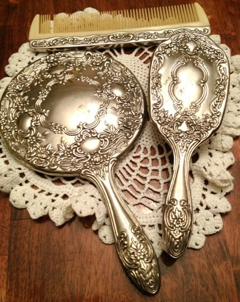 espejos de mano                                                                                                                                                      Más Mirror Sets, Antique Vanity Set, Victorian Vanity, Silver Vanity, Hand Mirrors, Vanity Sets, Barbie Room, Dresser Vanity, Antique Vanity