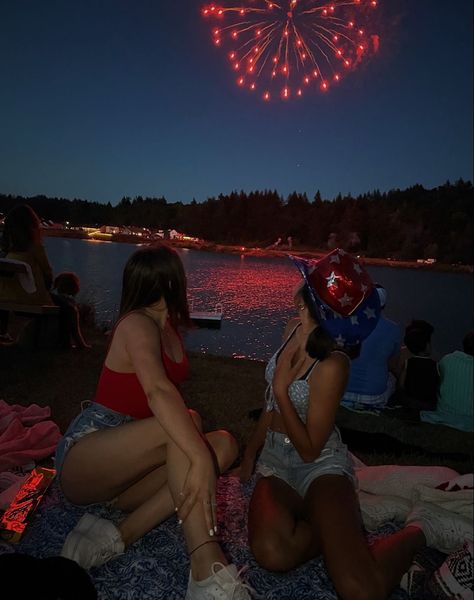 Things To Do On 4th Of July With Friends, Fourth Of July Pictures Instagram, 4th Of July Cute Pictures, 4th Of July Sparkler Pictures, 4th Of July Best Friend Pictures, 4th Of July Bsf Pics, Summer Inspo Pics Lake, 4th Of July Lake Pictures, Fourth Of July Lake Aesthetic