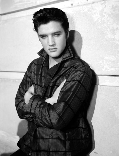 "Elvis Presley" - Search / X Merry Christmas Eve Eve, Christmas Eve Eve, Heavenly Birthday, Happy Heavenly Birthday, King Creole, Elvis Presley Family, King Elvis Presley, Elvis Presley Images, Young Elvis