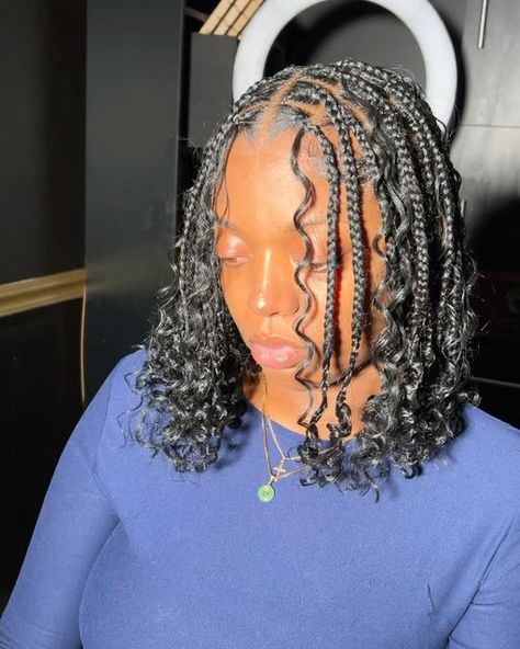 JACKSONVILLE BRAIDER on Instagram: "bob length boho knotless😻😻😻 - - - #jax #jaxhairstylist #knotlessbraids #boho #bohoknotlessbraids #stitch #stitchbraids #beautyinfluencer #blackowned #smallbusiness #knotless #beautyinfluencer #beautiful" Small Knotless Boho Bob, Boho Knotless Braids Medium Length, Knotless Braid Bob, Knotless Bob Braids, Knotless Braids Short, Short Boho Knotless Braids, Knotless Bob, Braid Bob, Boho Bob