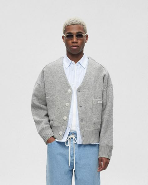 A closer look at our april:capsule 1. Our best-selling Cropped Wool Cardigan launching in Heather Grey, also restocking in all colour ways 2. Knitted Football Shirt in Ecru / Estate blue, styled here with our Light-Wash Pleated Denim Shorts, launching later this year 3. The Chain Stitch detailing on our Banner Crewnecks, launching in Ecru and Black 4. Our new Sports Division Tee, a more classic fit compared our usual cropped and boxy t-shirts 5. The badge detail and our new fine gauge kn... Knit Shirt Outfit, Mens Streetwear Urban, Mens Spring Fashion Outfits, Aesthetic Guy Outfits, Mens Smart Casual Outfits, All Colour, Pleated Denim, Mens Shorts Outfits, The Badge