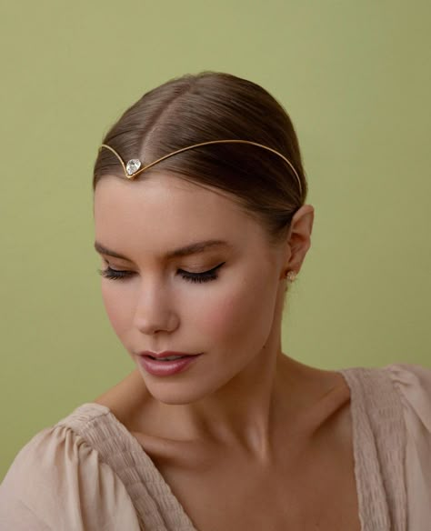 Like it’s namesake the Rhiannon Circlet is a symbol of female stoicism. Elegant and minimal its dew drop Swarovski crystal illuminates your inner mystic. The gentle curve of this circlet can be worn in the front and the back, adorning whichever side you wish to enhance. Made in NYC. Forehead Crown Wedding, Head Circlet, Gold Circlet, Minimalist Crown, Wedding Circlet, Hair Jewerly, Body Jewelry Diy, My New Haircut, Bride Head