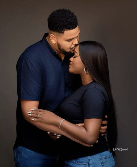 Prewedding Outfit Ideas African, Pre Wedding Pictures Ideas, Pre Wedding Studio Photoshoot, Pre Wedding Outfit Ideas, Pre Wedding Shoot Ideas Outfit, Prewedding Outfit Ideas, Shooting Photo Couple, Engagement Photo Shoot Poses, Best Portrait Photography