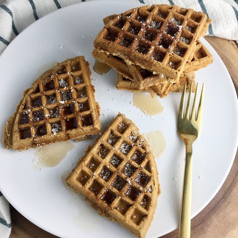 AIP waffles! Fluffy and sweet! Aip Waffles, Aip Baking, Grain Free Pancakes, Paleo Waffles, Easy And Healthy Recipes, Banana Waffles, Waffle Ingredients, Organic Maple Syrup, Raw Coconut