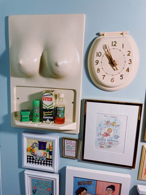 Weird Bathroom Ideas, Retro Bathroom Aesthetic, Wacky House Decor, Bathroom Decor Eclectic, Eclectic Home Diy, Silly House Decor, Weird Bathroom Decor, Art In The Bathroom, Retro Bathroom Ideas Vintage