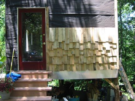 Siding from pallet boards Pallet Siding, Wooden Shingles, Cheap Chicken Coops, Corner Sheds, Portable Chicken Coop, Pallet Shed, Craft Shed, Shingle Siding, Chicken Coop Plans