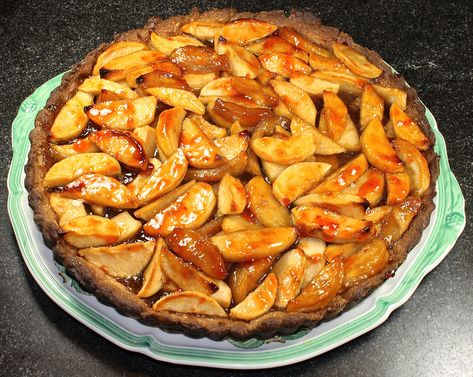 Caramelized Apple Tart With Shortbread Crust  - Karen, as Back Road Journal  ++ The crust doesn't need to be rolling - it's simply PRESSED into the pie plate !! Apple Tart Shortbread Crust, Apple Pie With Shortbread Crust, Tarte Recipes, Homemade Shortbread, Pie Making, Caramelised Apples, Baked Fruit, Shortbread Crust, Apple Tart