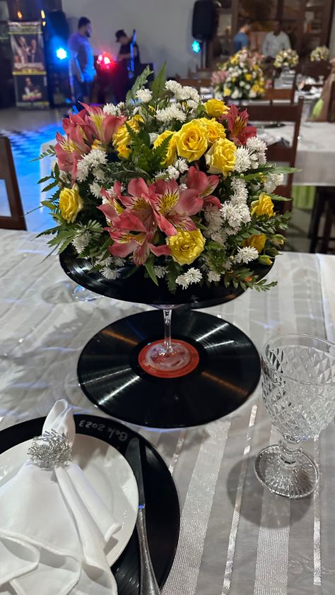 Vinyl Record Centerpiece Ideas, Deco Annee 50 Vintage, Record Centerpieces Ideas, Record Centerpieces, Onda Disco, Vinyl Record Projects, Motown Party, Rock Star Theme, Vinyl Record Crafts