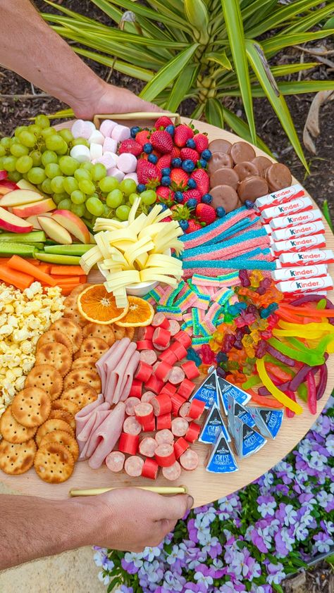 Cute Birthday Food Ideas, Snack Table Ideas Party Kids, Easy Pool Party Food, Birthday Snack Table, Pool Party Food Ideas, Party Food Ideas For Kids, Birthday Foods, Childrens Party Food, Kids Birthday Food