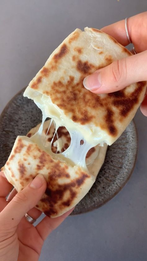 Flat Bread No Yeast, Cheesy Flatbread, Flatbread Dough Recipe, Cheese Flatbread Recipes, Bread No Yeast, Yogurt Flatbread, Cheese Flatbread, Flat Breads, Homemade Dough