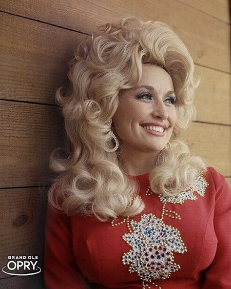 Dolly Parton Costume, Dolly Parton Pictures, Cowgirl Aesthetic, Makeup Homecoming, Amy Lee, Bridesmaid Makeup, Hello Dolly, Megan Fox, Country Singers