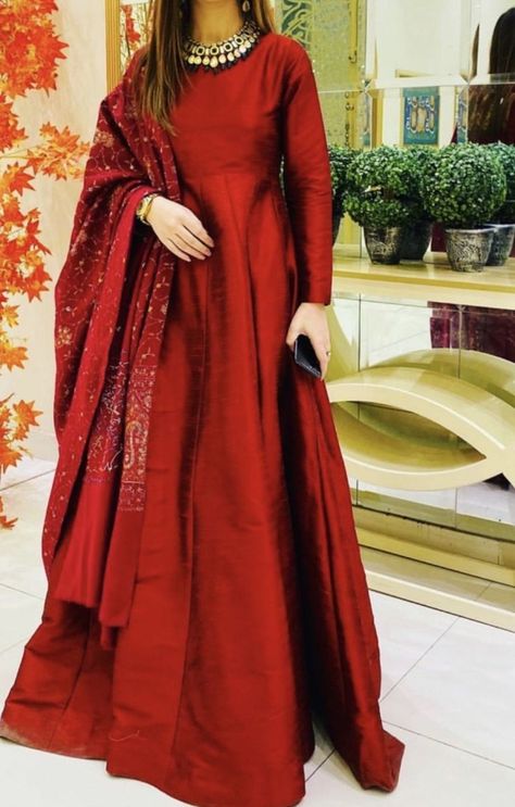 Frock Fashion, Pakistani Fancy Dresses, Pakistani Dresses Casual, Pakistani Fashion Party Wear, Beautiful Pakistani Dresses, Bridal Dress Fashion, Kurti Designs Party Wear, Red Maxi, Simple Pakistani Dresses