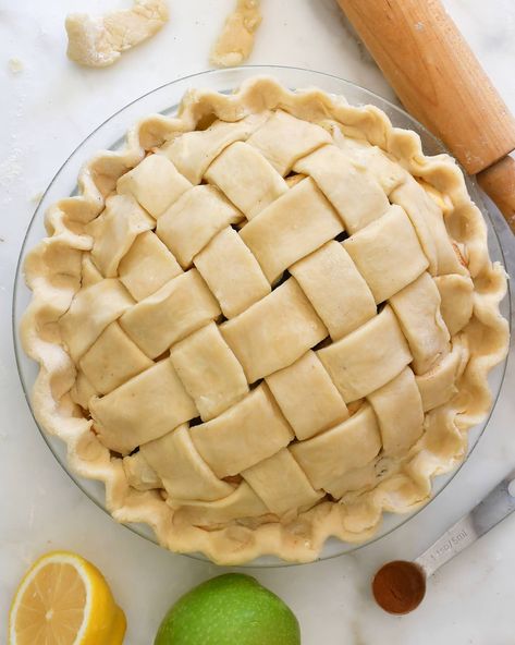 Cooking with Manuela: How to make a Beautiful Apple-Blueberry Pie with a Lattice Top Apple Pie Lattice Top, Apple Pie Lattice, Pie Game, Lattice Pie, Apple Cranberry Pie, Apple Blueberry, Berry Tart, Pie Tops, Salted Caramel Chocolate