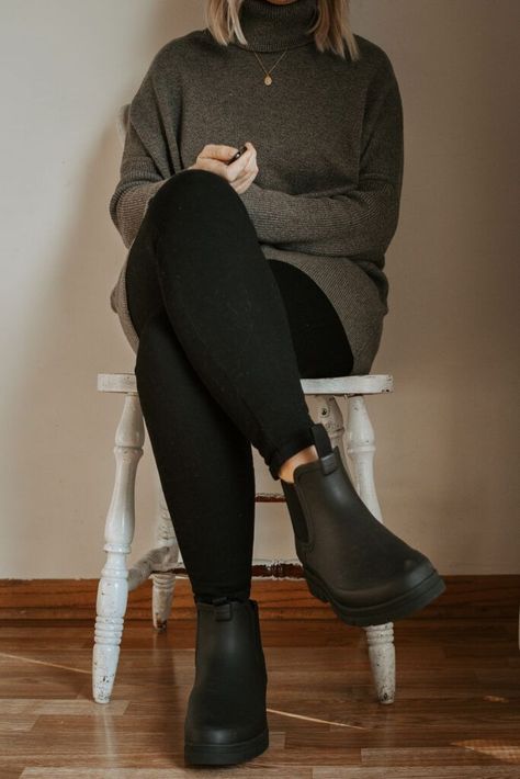 Black Chelsea Boots Outfit Leggings, Chelsea Rain Boots Outfit Fall, Black Chelsea Rain Boots Outfit, Black Chelsea Boots Outfit Fall, Black Leggings Outfit Office, Dress With Chelsea Boots Outfits, Chelsea Boots Leggings Outfit, Chelsea Boots Work Outfit, Chelsea Rain Boots Outfit