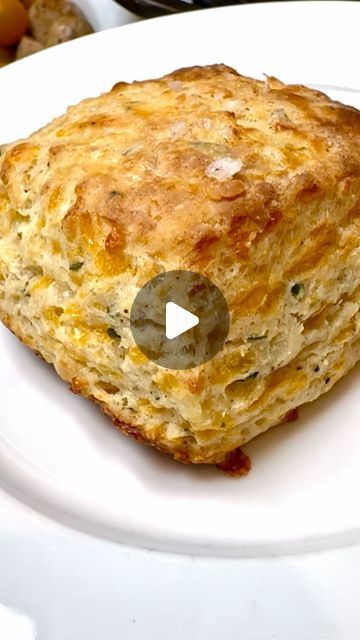 DAINTY BITE on Instagram: "For this amazing buttery, savory, flaky biscuit,
You will need:
2 cups all purpose flour 
1 1/2 cups smoked sharp cheddar cheese 
2 tbsp fresh chives 
1/4 tsp black pepper 
1/4 tsp salt 
1 tbsp baking powder 
1/4 tsp baking soda 
1 cup cold buttermilk 
113 g very cold unsalted butter
1 tbsp honey
2 tbsp heavy whipping cream 
1 tsp flaky salt
Preparation:
In a clean bowl mix the flour, salt, pepper, baking powder and baking soda. Then add the cheese and chives, mix and grate the cold butter. Mix lightly and gently with your fingertips until mixture is grainy. Add the buttermilk and honey then fold the dough 5-6 times using flour as needed and as little as possible. Roll the final dough into 1 inch in thickness and shape into rectangles. Place in a cast iron pan, b Mustard Chicken Recipes, Western Dishes, Cheese Scones, Flaky Biscuits, Artisan Bread Recipes, Cooking Bread, Biscuit Rolls, Breads & Buns, Buttery Biscuits