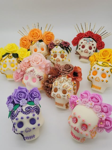 Diy Sugar Skull, Dia De Los Muertos Party Ideas, Sugar Skull Crafts, Mexican Sweet Bread, Mexican Sugar Skulls, Dia De Los Muertos Decorations Ideas, Dragon Cookies, Skull Crafts, Baby Art Projects