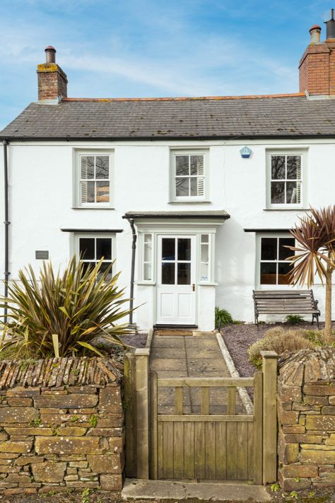 Cornish Cottage Exterior, Cornwall Cottage Interior, English Country House Style, Truro Cornwall, Cornish Cottage, Cornwall Cottages, Classic Cottage, Cottage Inspiration, Cottage Exterior