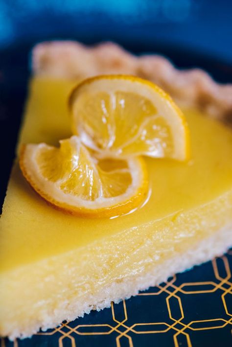 A lemon curd tart recipe baked in a delicious olive oil tart shell made with Spanish olive oil. Plus, everything you need to know about choosing, storing and tasting olive oil. #lemon #pies #lemonpie #desserts #dessertfoodrecipes #dessertideas Dessert Lemon, Candied Lemon Slices, Curd Tart, Lemon Curd Tart, Candied Lemons, Recipe Dessert, Lemon Slices, Keto Dessert Easy, Slices Recipes