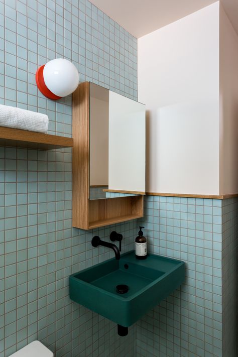 Chalet Modern, Pantry Wall, Bad Inspiration, Midcentury Home, Blue Bath, Casa Vintage, Tiny Bathroom, Blue Bathroom, Bathroom Inspo