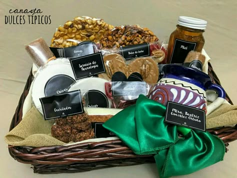 Canasta de dulces típicos/mexicanos Candy Shop, Gift Baskets, Chocolates, Gift Box, Prom, Cafe, Gifts