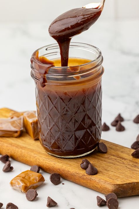 chocolate sauce in a canning jar with a spoonful drizzling in Chocolate Sauce Recipe, Homemade Chocolate Sauce, Pecan Sauce, Chocolate Sauce Recipes, Recipes Copycat, Canning Jar, Recipes Instant Pot, Cream Desserts, Ice Cream Desserts