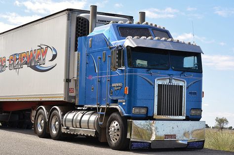 The ultimate American Cab Over Engine's (C.O.E.). Truck Cabin, Cabover Trucks, Coe Trucks, Interior Images, Model Truck Kits, Train Truck, Large Truck, Custom Truck, Cab Over