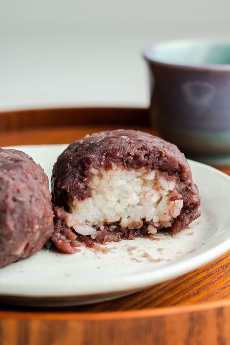 Ohagi (Japanese Sweet Rice Balls) おはぎ - Okonomi Kitchen Rice Balls Recipe Japanese, Furikake Rice Ball, Rice Balls Recipe Japanese Vegan, Ohagi Japanese, Sweet Rice Balls, Traditional Japanese Sweets, Sesame Balls Recipe Glutinous Rice, Okonomi Kitchen, Sweet Red Bean Paste