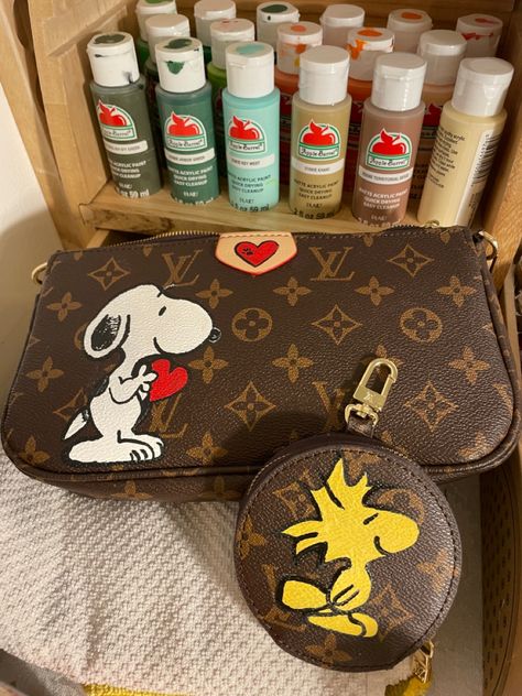 Painted Louis Vuitton Bag Diy, Painted Purses Ideas, Hand Painted Bags Handbags, Snoopy Items, Painted Handbag, Painted Purse, Custom Purses, Upcycle Clothes Diy, Handpainted Bags