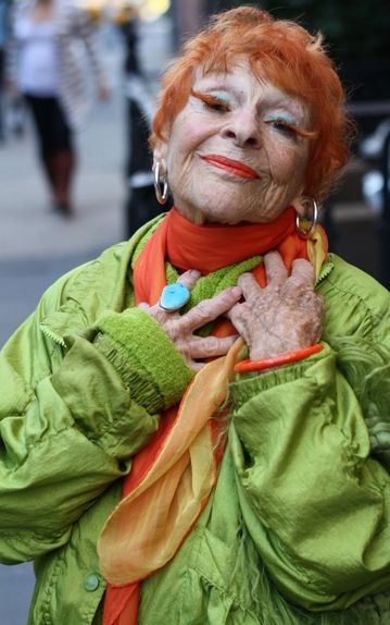 Ilona Smithkin, 90 year old artist, with false eyelashes made from her own hair she made herself.  What a lady. 얼굴 드로잉, Advanced Style, Ageless Style, Old Lady, Aging Beautifully, Old People, Aging Gracefully, Growing Old, Free Spirit