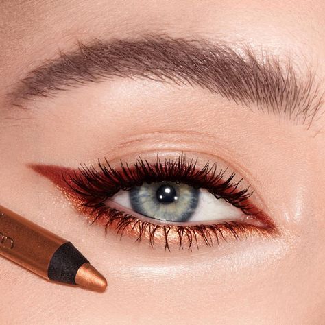 Charlotte Tilbury, MBE on Instagram: “✨MAKE BLUE EYES LOOK BLUER ✨ Darlings, introducing my NEW! COPPER CHARGE EYE COLOUR MAGIC LINER DUO to DIAL UP your blue eyes!!! WHAT MAKES…” Bronze Eyeliner, Make Blue Eyes Pop, Wedding Makeup For Blue Eyes, Colour Magic, Bronze Eye Makeup, Blue Eyes Pop, Makeup For Hazel Eyes, Eye Makeup Steps, Dramatic Eyes