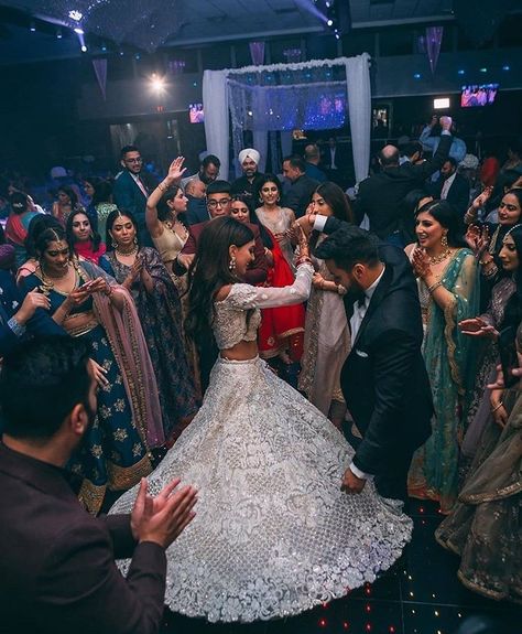 Asthetic Indian Wedding, Punjabi Wedding Reception, Aesthetic Desi Wedding, Punjabi Reception, Indian Reception Aesthetic, Punjabi Wedding Aesthetic, Rich Indian Wedding Aesthetic, Desi Reception, Punjabi American Wedding