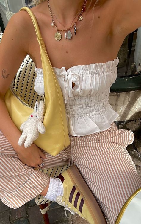 Netherlands Aesthetic Outfit, Yellow Clothes Aesthetic, Yellow Purse Outfit, Outfits Aesthetic Summer, Outfit Look, Looks Style, Lookbook Outfits, Looks Vintage, Spring Summer Outfits